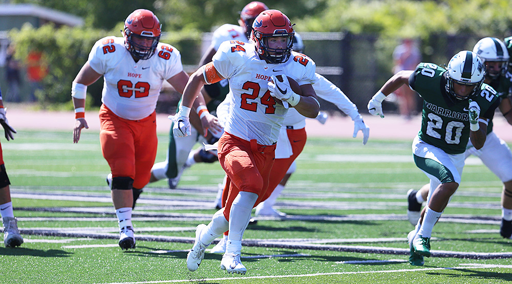 Mike Miklusicak runs the ball for Hope against Wisconsin Lutheran. (Photo by Steve Frommell, d3photography.com)